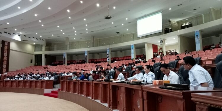 Barisan OKP dalam pembahasan Ranperda Kepemudaan. (foto: meikel/barta)