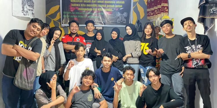 Foto bersama pemateri bersama BPKel Oi Kuda Lumping. (foto: istimewa)