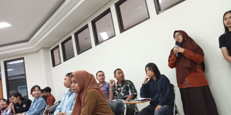 Dosen AB Polimdo, Nisbah Silvana, SE., MM saat menyampaikan kondisi mahasiswa saat ini. (foto: meikel/barta)