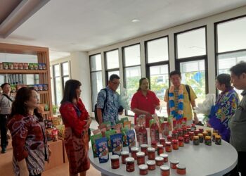 Diretur Polimdo Mareyke Alelo bersama Walikota Onna Okinawa Jepang beserta jajaran saat melihat Galeri Investasi Polimdo. (foto: meikel/barta)