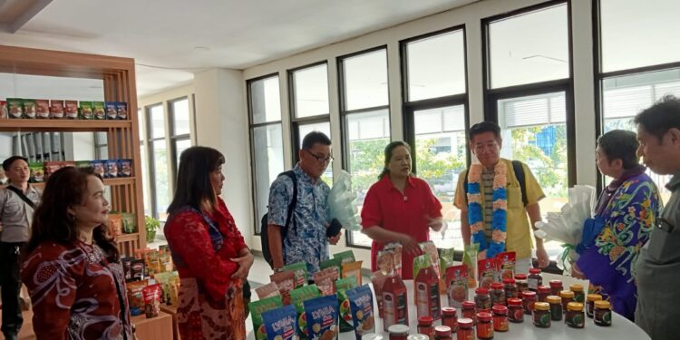 Diretur Polimdo Mareyke Alelo bersama Walikota Onna Okinawa Jepang beserta jajaran saat melihat Galeri Investasi Polimdo. (foto: meikel/barta)