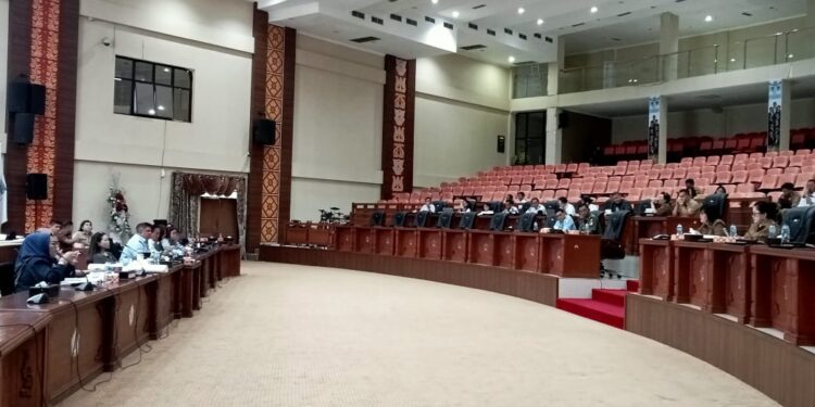 Situasi pembahasan Pansus, eksekutif dan lembaga vertikal terakait Raperda RT/RW. (foto: meikel/barta)