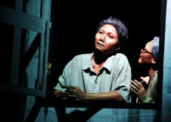 Penampilan aktor dalam pentas yang diinisiasi Manado Theater Holic