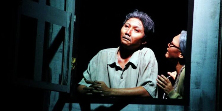 Penampilan aktor dalam pentas yang diinisiasi Manado Theater Holic