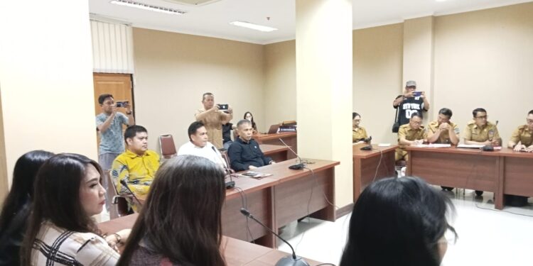 Keterwakilan Yayasan dan Rektor Prisma Manado yang hadir RDP bersama Komisi IV DPRD Sulut. (foto; meikel/barta)