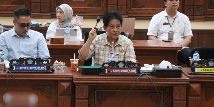 Pimpinan DPRD Sulut saat memimpin pembahasan KUA dan PPAS APBD Provinsi Sulut Tahun Anggaran 2025-2026. (foto: Setwan)