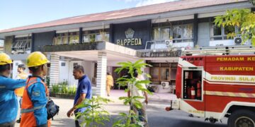 Foto: Sejumlah Petugas Pemadam Kebakaran dan PLN di Lokasi Gedung Inspektorat & Bappeda Sangihe. (Dok.Rendy/Barta1)