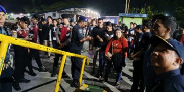 Foto: Pemeriksaan Tiket oleh Petugas UPP Kelas II Tahuna di Pelabuhan Tahuna. (Dok. Rendy/Barta1)