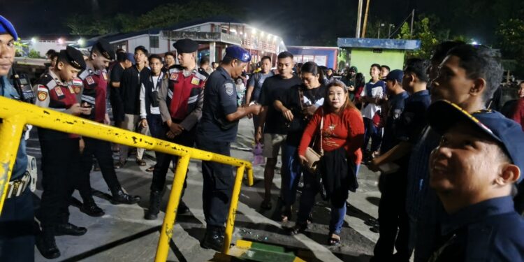 Foto: Pemeriksaan Tiket oleh Petugas UPP Kelas II Tahuna di Pelabuhan Tahuna. (Dok. Rendy/Barta1)