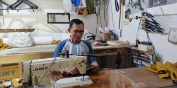 Foto: Viktor Papona Penjahit Senior di Pasar Trikora Tahuna. (Dok. Rendy/Barta1)