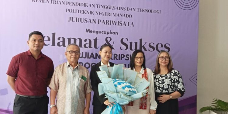Ketua Jurusan Pariwisata Polimdo, Dr. Bernadain Dainty Polii, S.Pd., M.Pd beserta dosen penguji dan mahasiswa yang baru selesai ujian skripsi. (foto: meikel/barta)