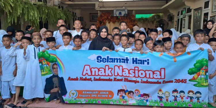 Anggota DPD RI asal Gorontalo, Senator Rahmijati Jahja, menggelar acara sholawatan bersama Anak-anak dari berbagai wilayah di Kabupaten Gorontalo. (foto; istimewa)