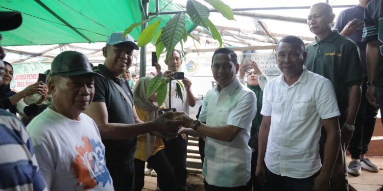 Wali Kota Kotamobagu Serahkan 20.000 Bibit Kakao dan Alat Pertanian buat Petani Poyowa Besar Dua