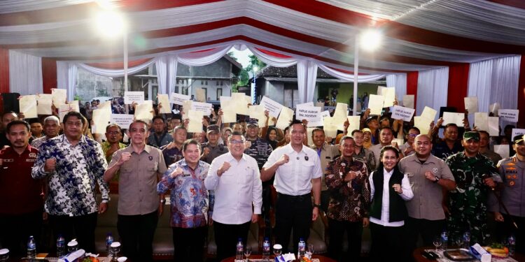 Lampaui Target Penyelesaian PTSL, Menko AHY dan Wamen Ossy Serahkan Sertipikat Warga Pacitan