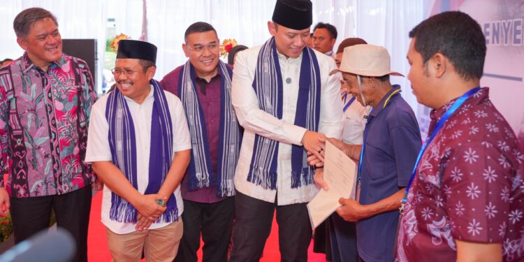 Wamen Ossy Serahkan Sertipikat Tanah di Lombok Barat, Bukti Negara Hadir