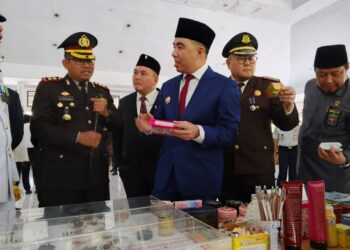 Foto: Bupati Michael Thungari dan Forkopimda mengunjungi stand pameran Hut Ke 79 Bhayangkara di Tahuna. (Dok. Rendy/Barta1)