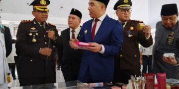 Foto: Bupati Michael Thungari dan Forkopimda mengunjungi stand pameran Hut Ke 79 Bhayangkara di Tahuna. (Dok. Rendy/Barta1)