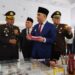 Foto: Bupati Michael Thungari dan Forkopimda mengunjungi stand pameran Hut Ke 79 Bhayangkara di Tahuna. (Dok. Rendy/Barta1)