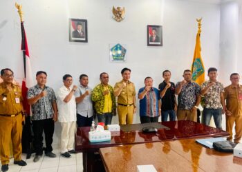 Foto: Bupati Kepulauan Sangihe, Michael Thungari Bersama perwakilan partai politik. (Dok. Istimewa)
