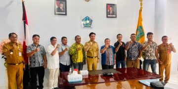 Foto: Bupati Kepulauan Sangihe, Michael Thungari Bersama perwakilan partai politik. (Dok. Istimewa)