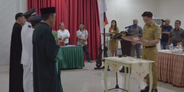 Foto: Bupati Michael Thungari saat melantik dua Penjabat (Pj) Kapitalaung dan menyerahkan SK Pelaksana Harian (Plh) untuk empat desa. (Dok. Gerald Kobis)