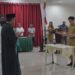 Foto: Bupati Michael Thungari saat melantik dua Penjabat (Pj) Kapitalaung dan menyerahkan SK Pelaksana Harian (Plh) untuk empat desa. (Dok. Gerald Kobis)