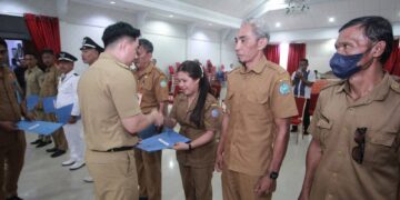 Foto: Pelantikan Penjabat dan Pelaksana Harian Kepala Kampung di Kabupaten Kepulauan Sangihe, oleh Bupati Michael Thungari. (Dok. Istimewa)