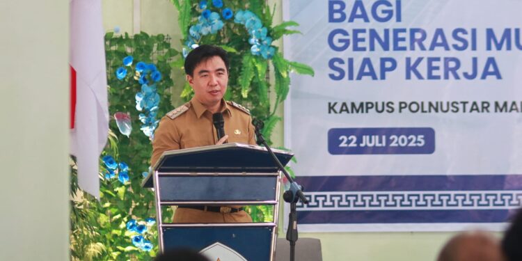 Foto: Bupati Kepulauan Sangihe, Michael Thungari Menyampaikan Kuliah Umum di Kampus Polnustar, Selasa (22/7/2025) (Dok. Billy Sindua)