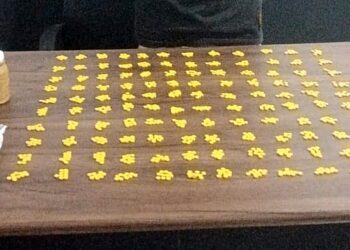 Barang bukti diserahkan ke penyidik Sat Res Narkoba untuk diproses lebih lanjut.. (foto: Chris/Barta1)