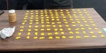 Barang bukti diserahkan ke penyidik Sat Res Narkoba untuk diproses lebih lanjut.. (foto: Chris/Barta1)