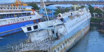 Foto: Bangkai KM Bawangung Nusa yang karam di Pelabuhan Manado. (Dok. Christian Marthen Sinyal)