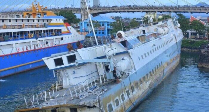 Foto: Bangkai KM Bawangung Nusa yang karam di Pelabuhan Manado. (Dok. Christian Marthen Sinyal)