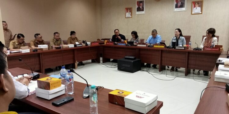 Situasi RDP Komisi IV DPRD Sulut bersama pihak Yayasan dan Rektor beserta Dosen Prisma Manado. (foto: meikel/barta)
