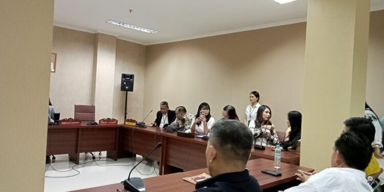 Situasi RDP Dosen, Yayasan dan pihak Rektor Prisma bersama Komisi IV DPRD Provinsi Sulut. (foto: meikel/barta)