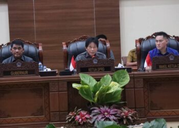 Gubernur Yulius Selvanus bersama Ketua DPRD Sulut Fransiskus Andi Silangen dan Wakil Ketua Royke Anter. (foto: istimewa)