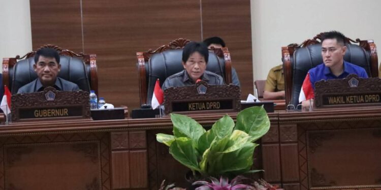 Gubernur Yulius Selvanus bersama Ketua DPRD Sulut Fransiskus Andi Silangen dan Wakil Ketua Royke Anter. (foto: istimewa)