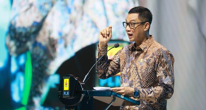 Direktur Utama PLN, Darmawan Prasodjo saat menyampaikan speech pada kegiatan Enterprise Customer Gathering PLN di Jakarta, Kamis (7/8). Dirinya menegaskan komitmen PLN untuk terus mendorong kolaborasi dengan pelanggan industri guna menciptakan ekosistem energi yang andal, berkelanjutan, serta mampu mendorong investasi dan penciptaan lapangan kerja di seluruh Indonesia. (foto: Humas PLN)