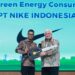 Penyerahan penghargaan kategori Best Green Energy Consumption oleh Direktur Utama PLN, Darmawan Prasodjo (kiri) kepada President Director PT Nike Indonesia, Joseph Warren (kanan). (foto: Humas PLN)