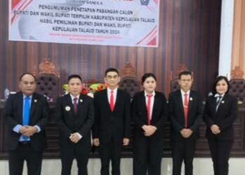 Foto bersama usai Rapat Paripurna.
