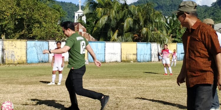 Foto: Bupati Kepulauan Sangihe, Michael Thungari dan Ketua Sinode GMIST Menendang Bola Pertama dalam Pembukaan Grand Final Fun Footbal GMIST Tahun 2025. (Dok. Rendy/Barta1)