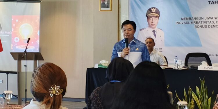 Foto: Bupati menyampaikan sambutan dan materi dalam pelatihan wirausaha pemuda 2025. (Dok.Rendy/Barta1)