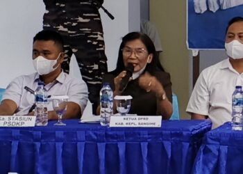 Foto: Anggota DPRD Sangihe Stans Jul Pulu, melontarkan kritik atas belum terungkapnya pemilik barang-barang ilegal seperti sianida dan ayam selundupan. (Dol. Rendy/Barta1)