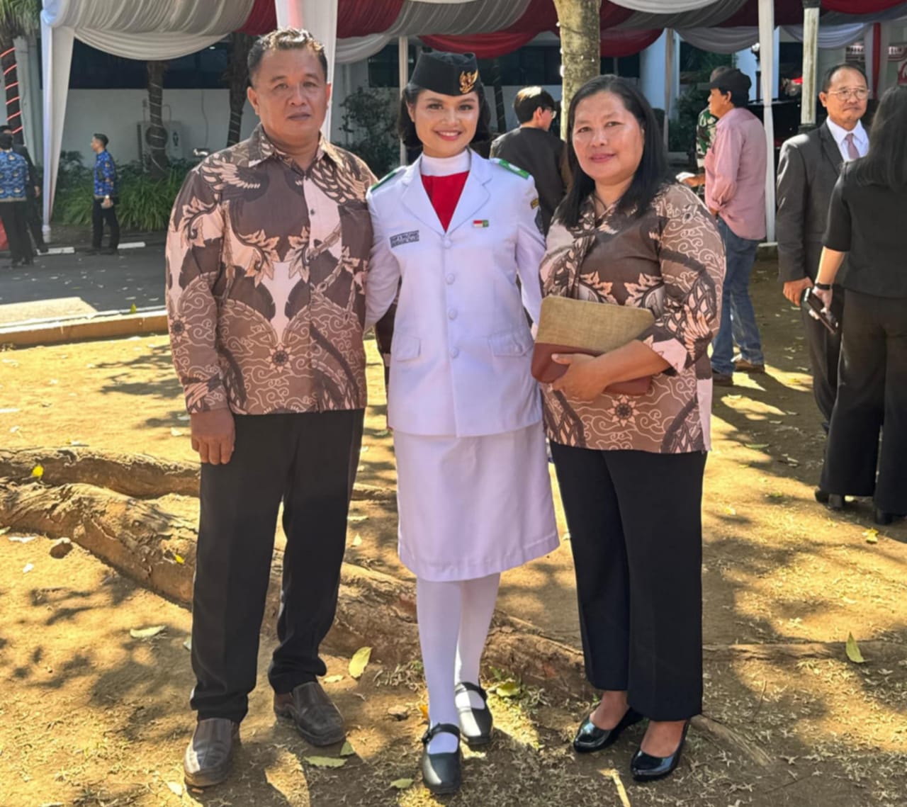 otret Devanny bersama kedua orang tua (foto istimewa).