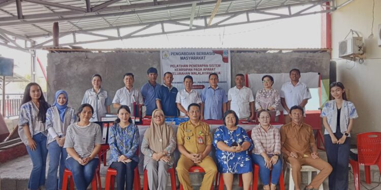Foto bersama akadmisi dan mahasiswa Jurusan AB Polimdo bersama perangkat Kelurahan Malalayang Dua. (foto: meikel/barta)