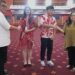 Kajur Akuntansi Polimdo, Raymond Festus Rombot, SE., MSi bersama Wakil Direktur Bidang Umum dan Keuangan, Selvie Kalele, SE., MSi memberikan penyematan tanda pelepasan mahasiswa Magang. (foto: meikel/barta)