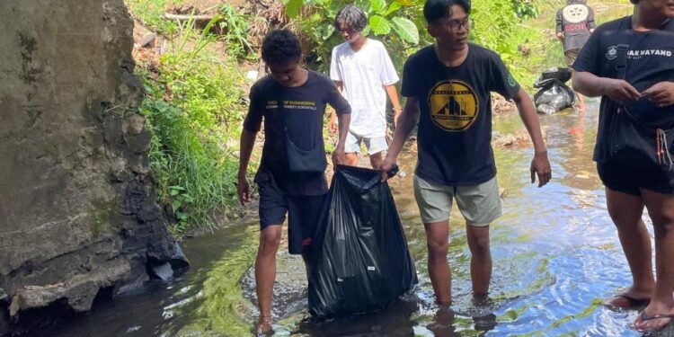 Pembersihan sampah di Sungai. (foto; meikel/barta)