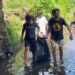 Pembersihan sampah di Sungai. (foto; meikel/barta)