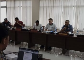 Anggota DPRD Sulut, Amir Liputo, saat menyampaikan pendapatnya. (foto: meikel/barta)
