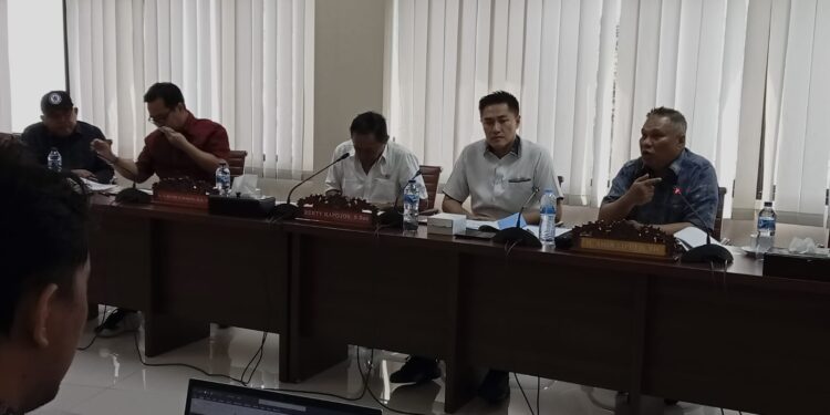 Anggota DPRD Sulut, Amir Liputo, saat menyampaikan pendapatnya. (foto: meikel/barta)