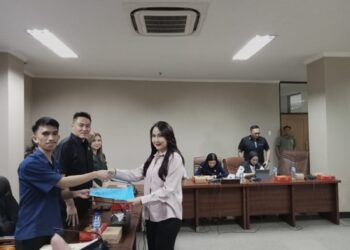 Anggota Fraksi Demokrat, Angel Wenas, menyerahkan pandangan Fraksi ke Ketua Pansus Kepemudaan, Eldo Wongkar. (foto: meikel/barta)